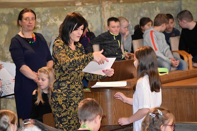 Slavnostní předávání pololetního vysvědčení prvňákům 2. základní školy v rakovnické synagoze.