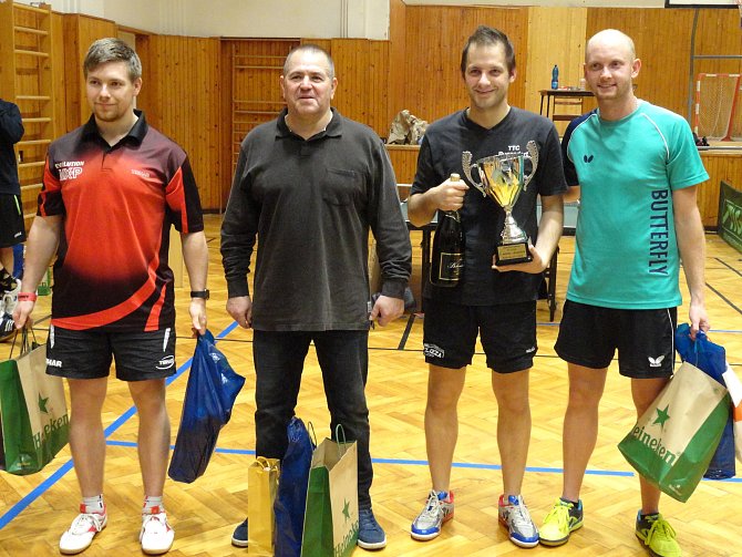 Dramatické pětisetové finále nakonec přineslo zlatý pohár Janu Holáňovi (druhý zprava) před šanovským Štepkou (vpravo) a bronzovou dvojicí Vorlíček (druhý zleva) a Voříšek ( vlevo).