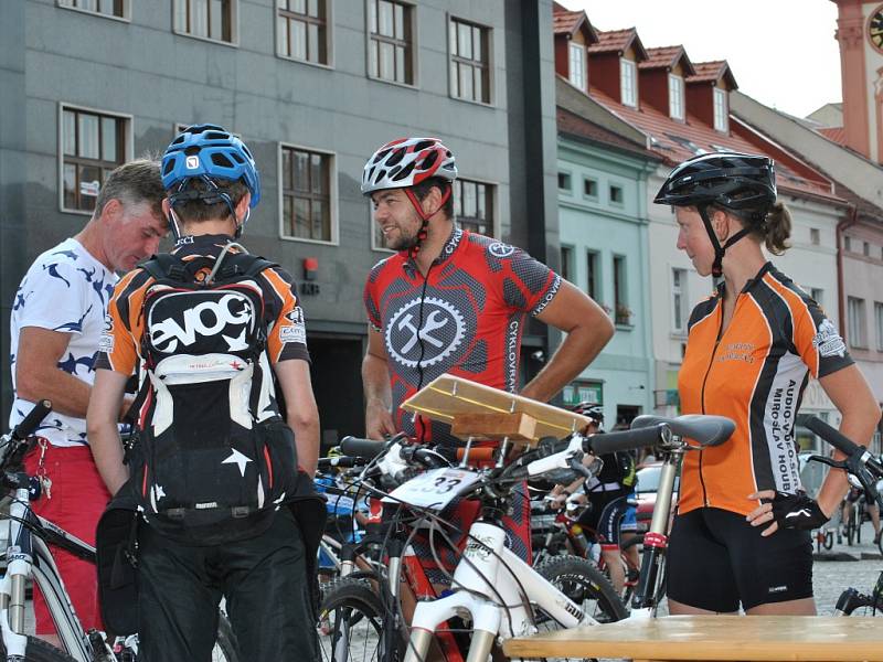 Orientační závod dvojic před startem na Husově náměstí - Rakovnické cyklování 2015