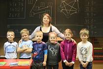 Paní učitelka Petra Šnoblová vede spojenou třídu, první až třetí třídy. V první třídě v ZŠ Slabce je šest prvňáků.