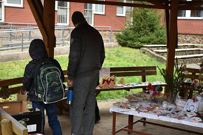 Vánoční jarmark na dvoře Střední školy, Základní školy a Mateřské školy v Rakovníku.