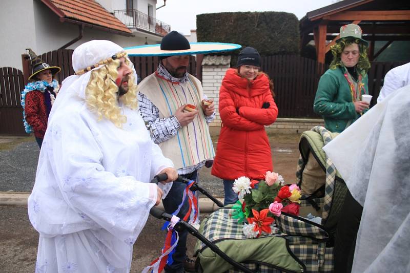 Krušovicemi prošel v sobotu 17. února masopustní průvod, který pořádali jako každý rok dobrovolní hasiči.