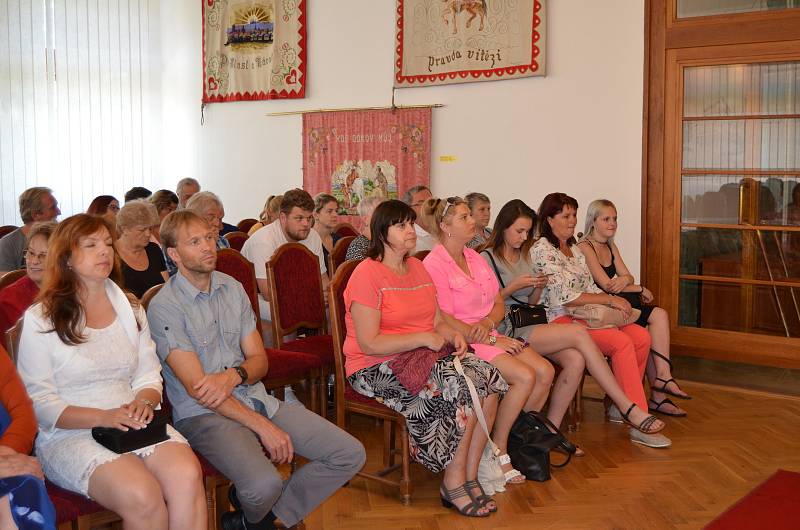 Absolventi Středního odborného učiliště Nové Strašecí si převzali ve slavnostním sále Městského úřadu Nové Strašecí výuční listy.