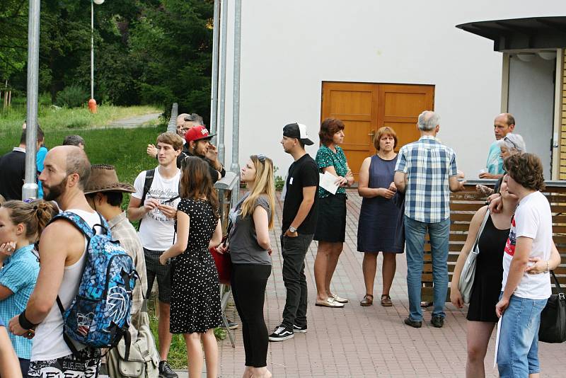 Studenti Masarykovy obchodní akademie v Rakovníku protestovali proti vedení školy.