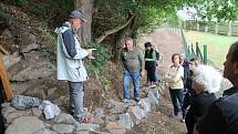 Ve Zbečně byla v sobotu dopoledne slavnostně vysvěcena opravená studánka Rozárka.