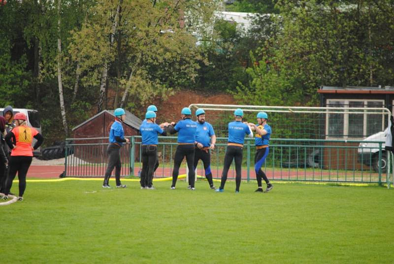 Na atletickém stadionu v Rakovníku soutěžila družstva dobrovolných hasičů v rámci Okresního kola požárního sportu. Rakovnicko bude v krajském kole reprezentovat SDH Lužná.