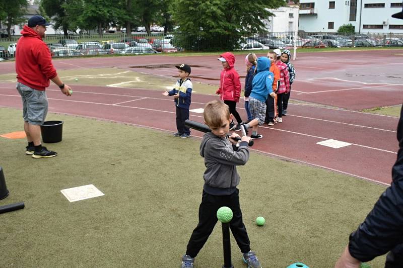 Děti z rakovnických mateřinek si vyzkoušely Školu pohybu.