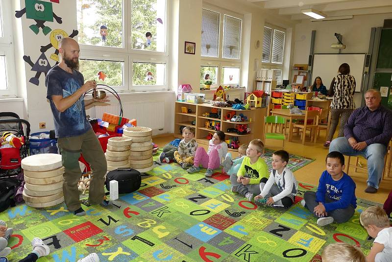 Bubnování v mateřské škole v Jesenici.