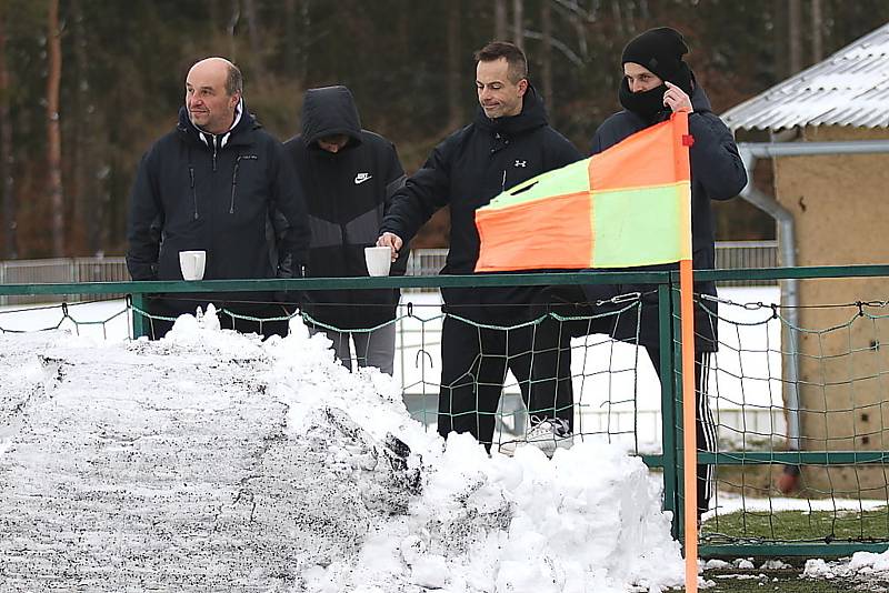 Divizní fotbalisté Tatranu Rakovník (v zeleném) vyhráli v přípravném utkání nad celkem Dobříše jasně 5:2.