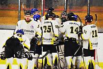 Hokejisté HC Rakovník porazili v prvním čtvrtfinálovém duelu Černošice 5:4.