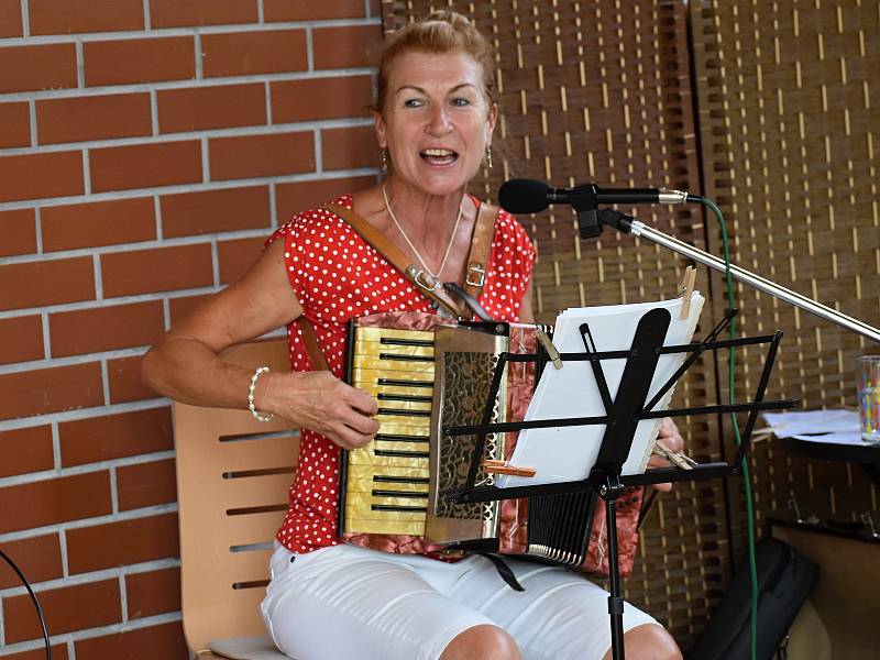 Hudební odpoledne s roztockou hudebnicí Dášou Pavlíčkovou v rakovnickém domově seniorů.