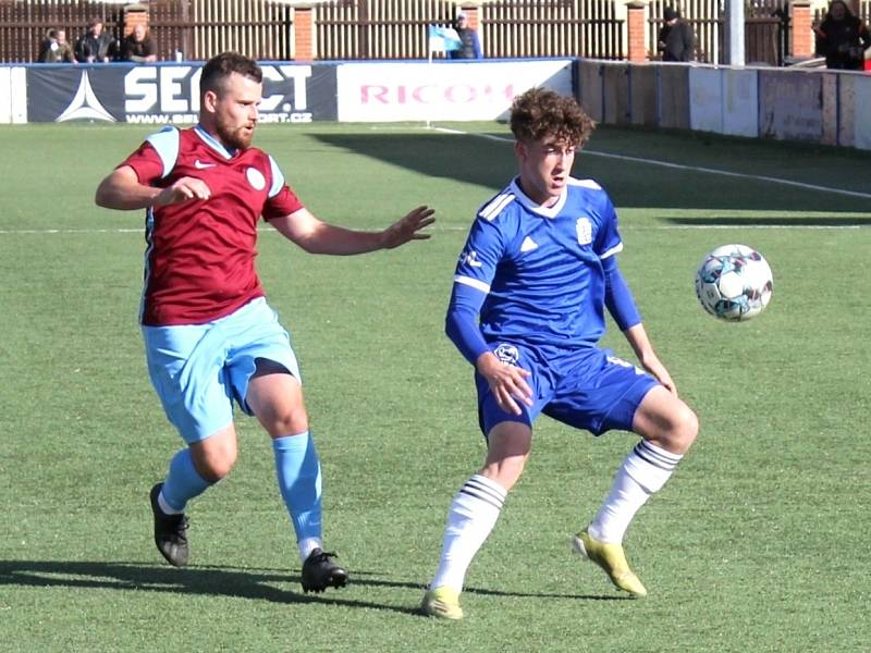 Vyšehrad (v modrém) si poradil doma s SK Rakovník 2:0.