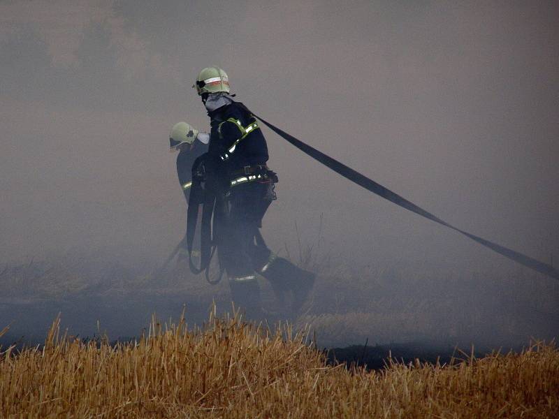 Požár na poli u obce Lašovice