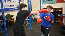 Boxerské lekce ve sportovním klubu Mek GYM vede i bývalý profesionální boxer Vladimír Řezníček starší.