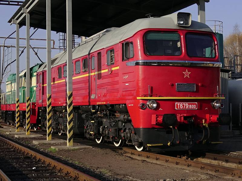 Z chebského lokomotivního depa po zimním deponování odjely do železničního muzea v Lužné u Rakovníka legendární lokomotiva Sergej a Čmelák.