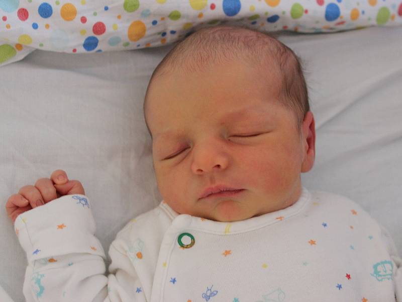 ZACHARIÁŠ HLAVICA, PRAHA 1. Narodil se 27. července 2020. Rodiče jsou Markéta a Lukáš, sourozenci Tonička a František Ferdinand. Po porodu vážil 3,4 kg a měřil 50 cm.