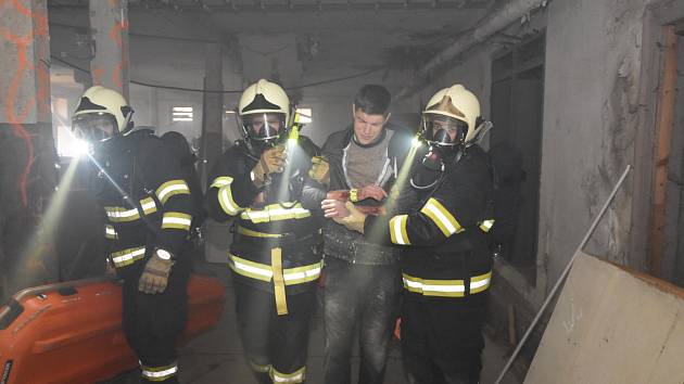 Taktické cvičení složek integrovaného záchranného systému bylo zaměřené na ověření spolupráce při požáru varny drog.
