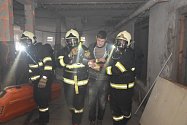 Taktické cvičení složek integrovaného záchranného systému bylo zaměřené na ověření spolupráce při požáru varny drog.