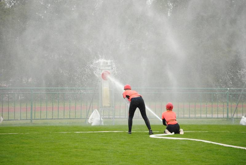 Na atletickém stadionu v Rakovníku soutěžila družstva dobrovolných hasičů v rámci Okresního kola požárního sportu. Rakovnicko bude v krajském kole reprezentovat SDH Lužná.