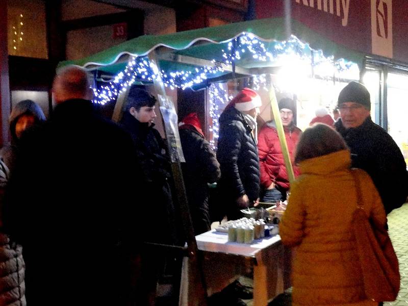 Předvánoční cesta rakovnickým náměstím plná světel, hudby, divadla, pohody, svařáku a jiných tradičních dobrot. To je tradiční Adventní svícení.