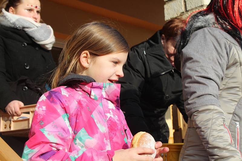 Lužnou prošly nejrůznější masky. Do rytmu jim cestou hrála hudební kapela v podání místních občanů.