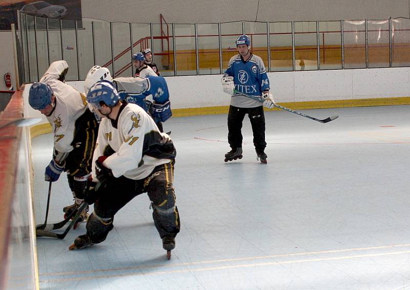 Inline hokejisté (v bílém) doma jednou vyhráli a jednou prohráli na nájezdy. 