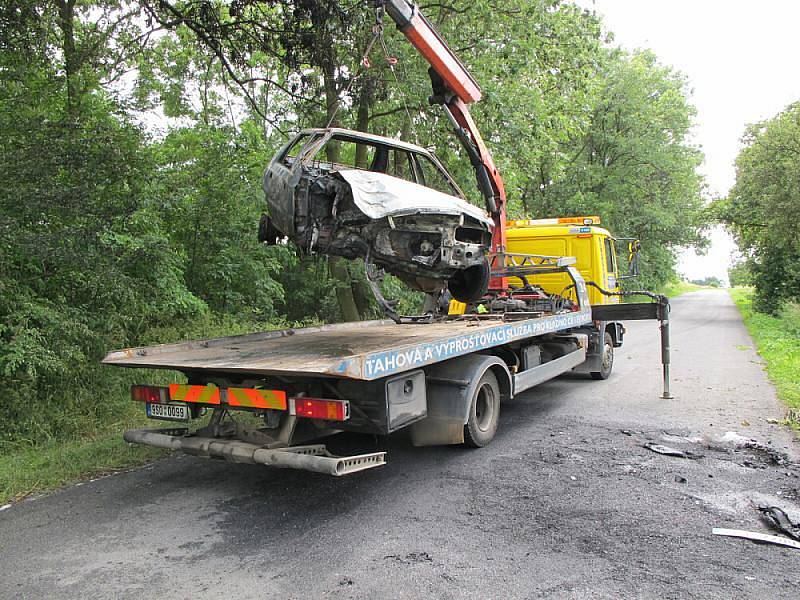 Nehoda u Čelechovic. Z hořícího vozu pomohli řidiči náhodní kolemjedoucí lidé