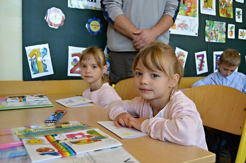 Prvňáčky ve školních lavicích ZŠ J. A. Komenského přivítal také novostrašecký starosta Karel Filip.