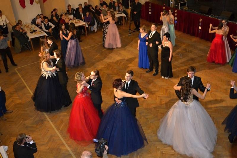 Maturitní ples studentů novostrašeckého gymnázia.
