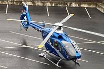 V neděli dopoledne přistál na parkoviště v Ottově ulici vrtulník, který transportoval roční dítě do FN Motol.