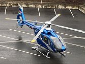 V neděli dopoledne přistál na parkoviště v Ottově ulici vrtulník, který transportoval roční dítě do FN Motol.