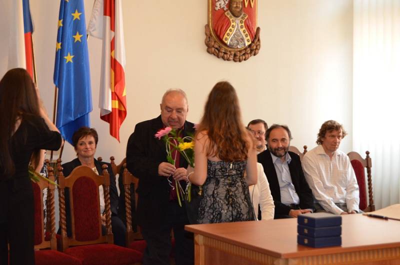 Studenti gymnázia obdrželi ve Slavnostním sále Městského úřadu Nové Strašecí maturitní vysvědčení.