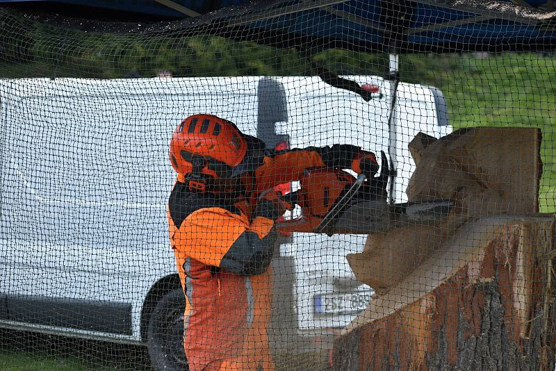 Dřevorubec junior. Mistrovství České republiky v práci s motorovou pilou pro žáky lesnických škol, areál Střední lesnické školy a SOU Křivoklát.