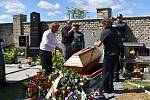 Znovuuložení ostatků strážmistra četnictva Františka Ometáka na mutějovickém hřbitově.