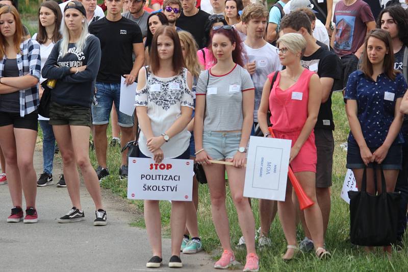 Rakovničtí studenti ve středu veřejně protestovali proti personálním změnám na místní obchodní akademii. 