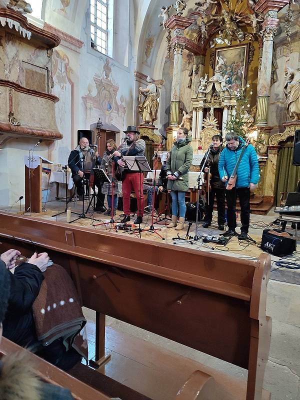 Koncert Hradního dua v jesenickém kostele.