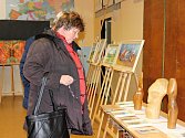 Velká podzimní výstava v mutějovické základní škole nabídla přehlídku děl hned šestnácti místních umělců.