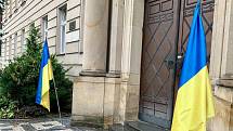 Praporce se symbolem státní vlajky Ukrajiny u budovy Krajského úřadu Středočeského kraje.