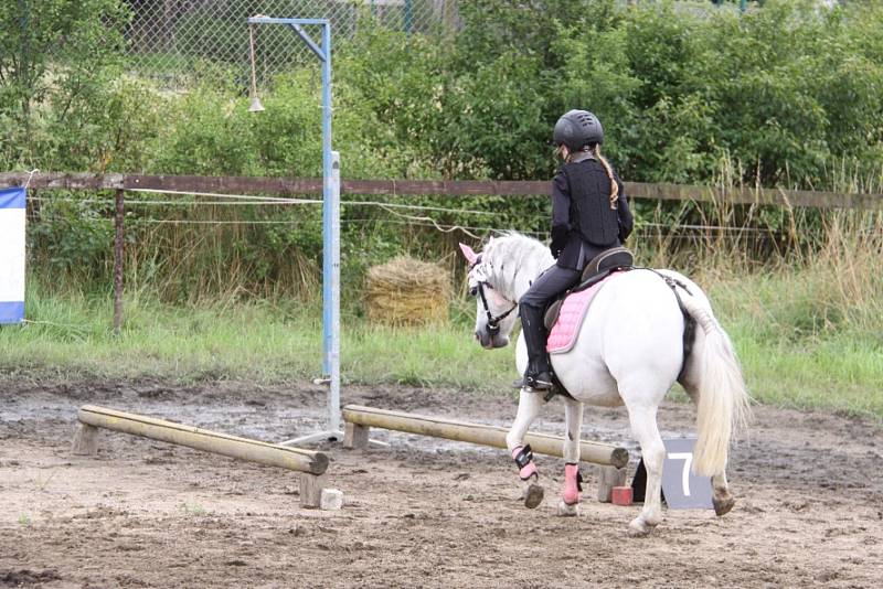 Národních soutěží Working Equitation ve Rtyni nad Bílinou se zúčastnili i koně a jezdci hředelského Jezdeckého klubu Spongilit.