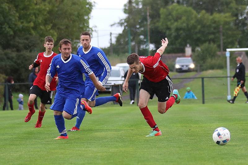 Z fotbalového utkání okresního přeboru Kněževes - Jesenice (1:0)