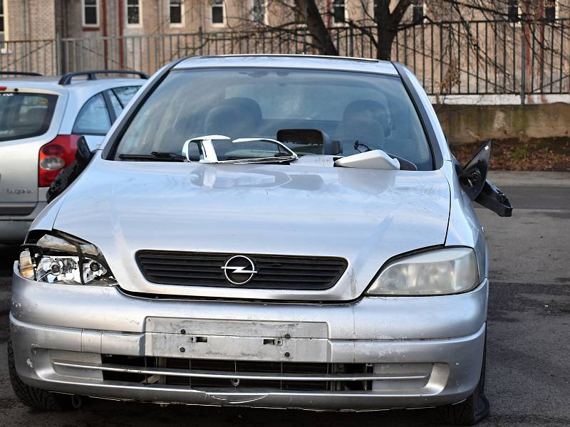 Opel, který se nachází na parkovišti za rakovnickou sokolovnou, se v nejbližší době zřejmě stane dalším vozem, který skončí ve veřejné dražbě.