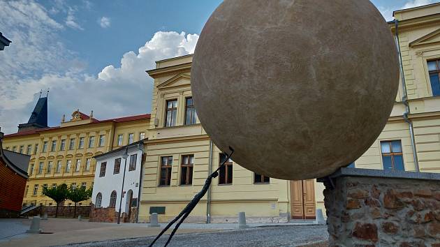 U gymnázia je již umístěna socha Sisyfa.