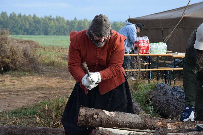 Stavba experimentální dělostřelecké reduty u rakovnického letiště.