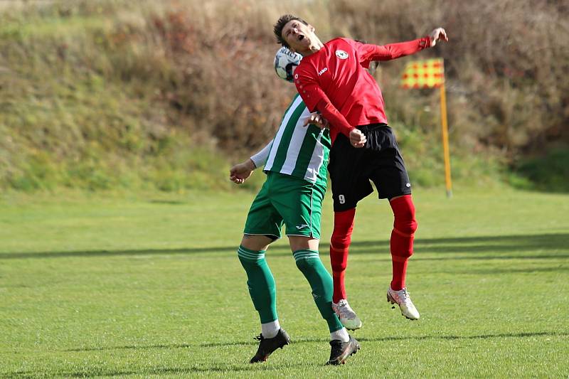 Řevničov (v červeném) zabojoval, ale v derby nakonec slavily hostující Hředle.