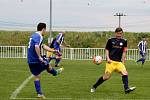 Nové Strašecí (v modrobílém) porazilo doma v derby SK Rakovník 2:1 na penalty.