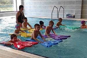 Lekce plavání předškoláků v rakovnickém aquaparku.