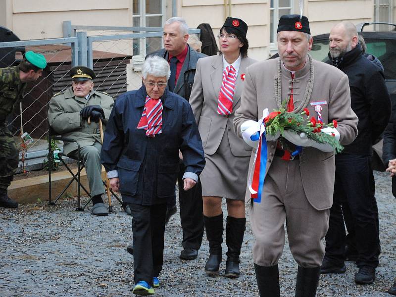 U budovy rakovnického gymnázia se uskutečnila připomínková akce k 30. výročí začátku sametové revoluce.