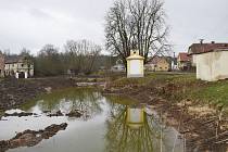 Návesní rybník v Chotěšově před revitalizací.