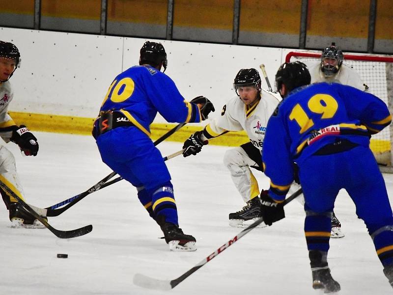 Hokejisté HC Rakovník rozstříleli Černošice 9:3.