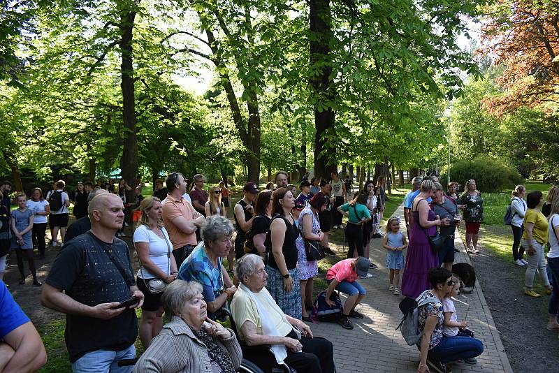 Koncert The Smallpeople v altánu v Čermákových sadech v Rakovníku.